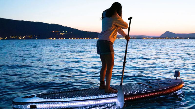 aqua marina glow paddleboard svitici holka na vode